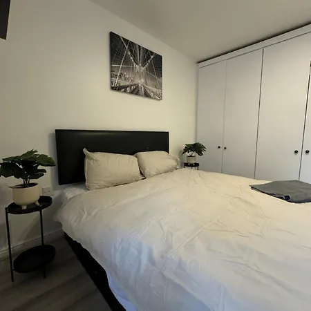 Spacious 3 Bedroom Home, With Private Driveway 5 Minutes From Excel Centre & Custom House Londra Esterno foto