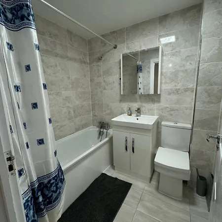 Spacious 3 Bedroom Home, With Private Driveway 5 Minutes From Excel Centre & Custom House Londra Esterno foto