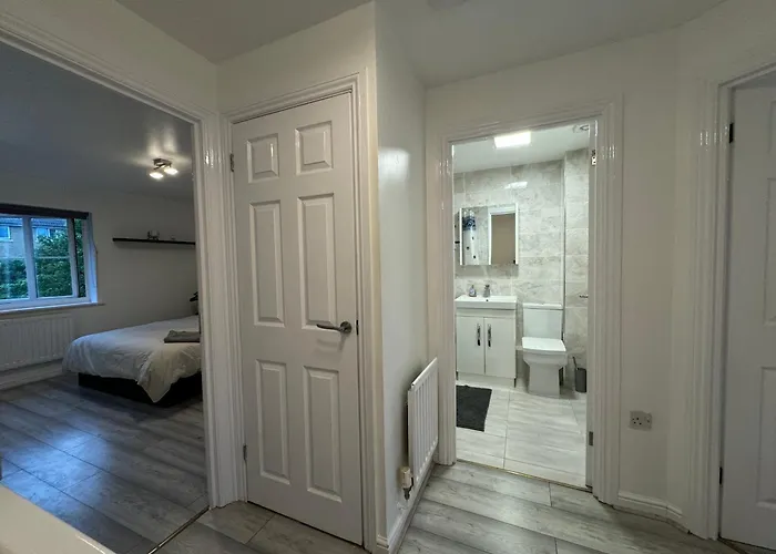 Spacious 3 Bedroom Home, With Private Driveway 5 Minutes From Excel Centre & Custom House