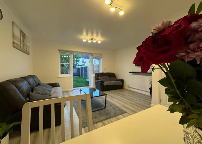 Spacious 3 Bedroom Home, With Private Driveway 5 Minutes From Excel Centre & Custom House
