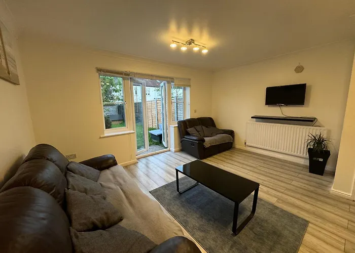 Spacious 3 Bedroom Home, With Private Driveway 5 Minutes From Excel Centre & Custom House