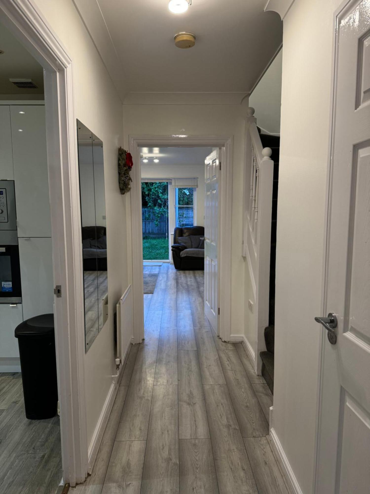 Spacious 3 Bedroom Home, With Private Driveway 5 Minutes From Excel Centre & Custom House Londra