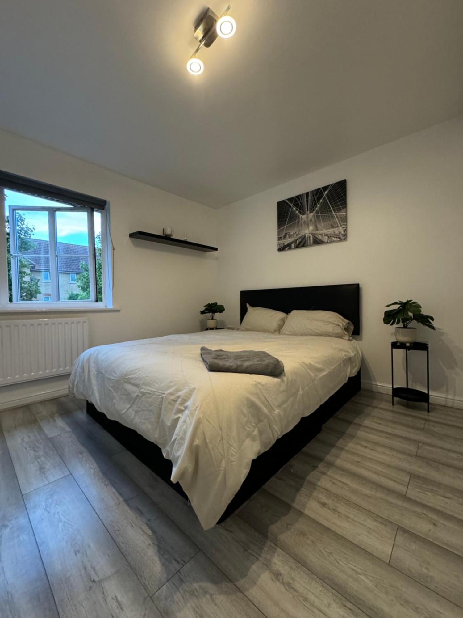 Spacious 3 Bedroom Home, With Private Driveway 5 Minutes From Excel Centre & Custom House * Londra