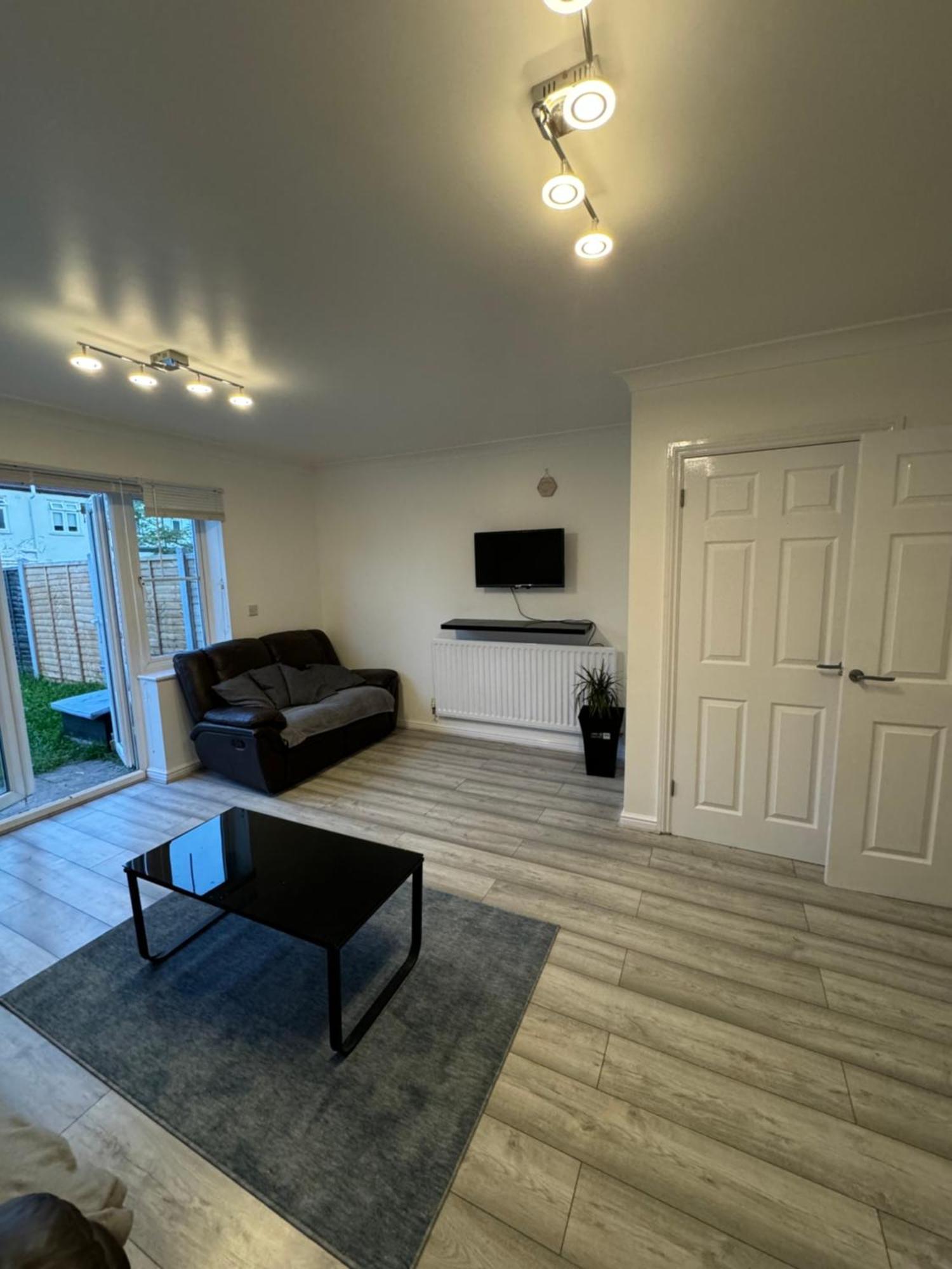 Spacious 3 Bedroom Home, With Private Driveway 5 Minutes From Excel Centre & Custom House * Londra
