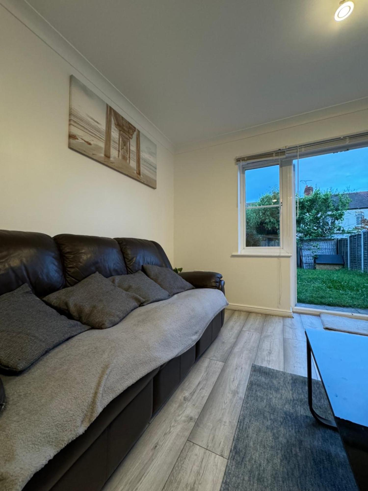 Spacious 3 Bedroom Home, With Private Driveway 5 Minutes From Excel Centre & Custom House Casa vacanze *