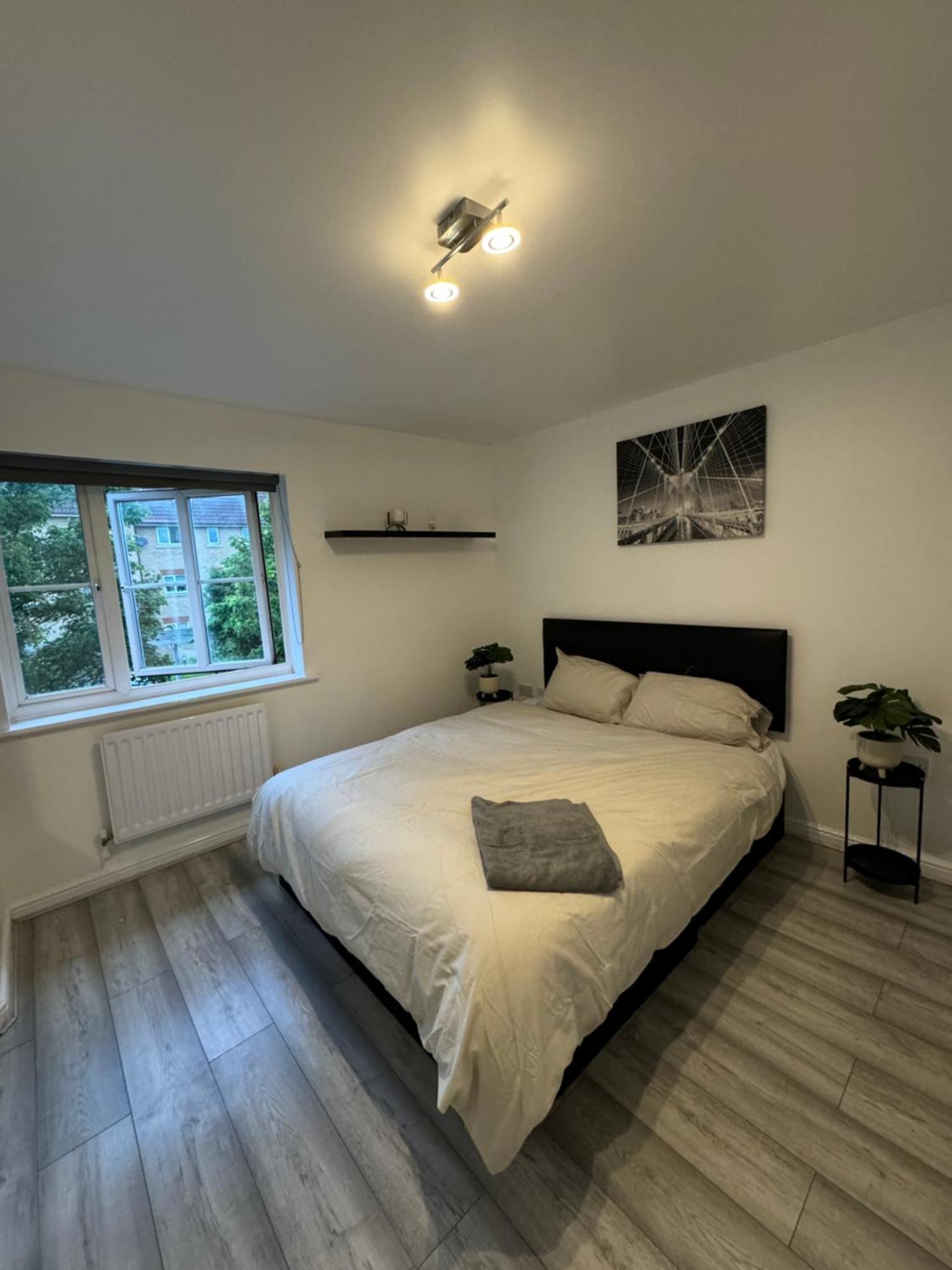 Spacious 3 Bedroom Home, With Private Driveway 5 Minutes From Excel Centre & Custom House Londra