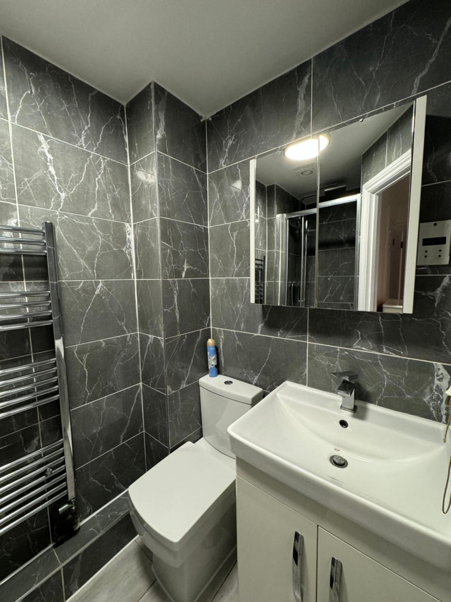 Spacious 3 Bedroom Home, With Private Driveway 5 Minutes From Excel Centre & Custom House Londra