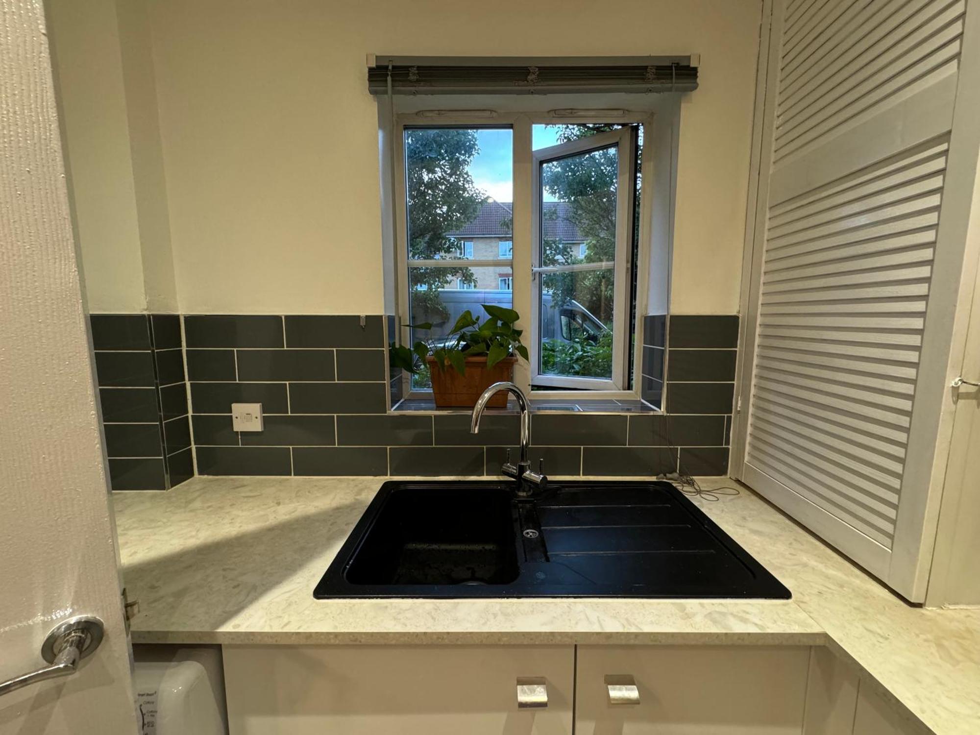 Spacious 3 Bedroom Home, With Private Driveway 5 Minutes From Excel Centre & Custom House * Londra