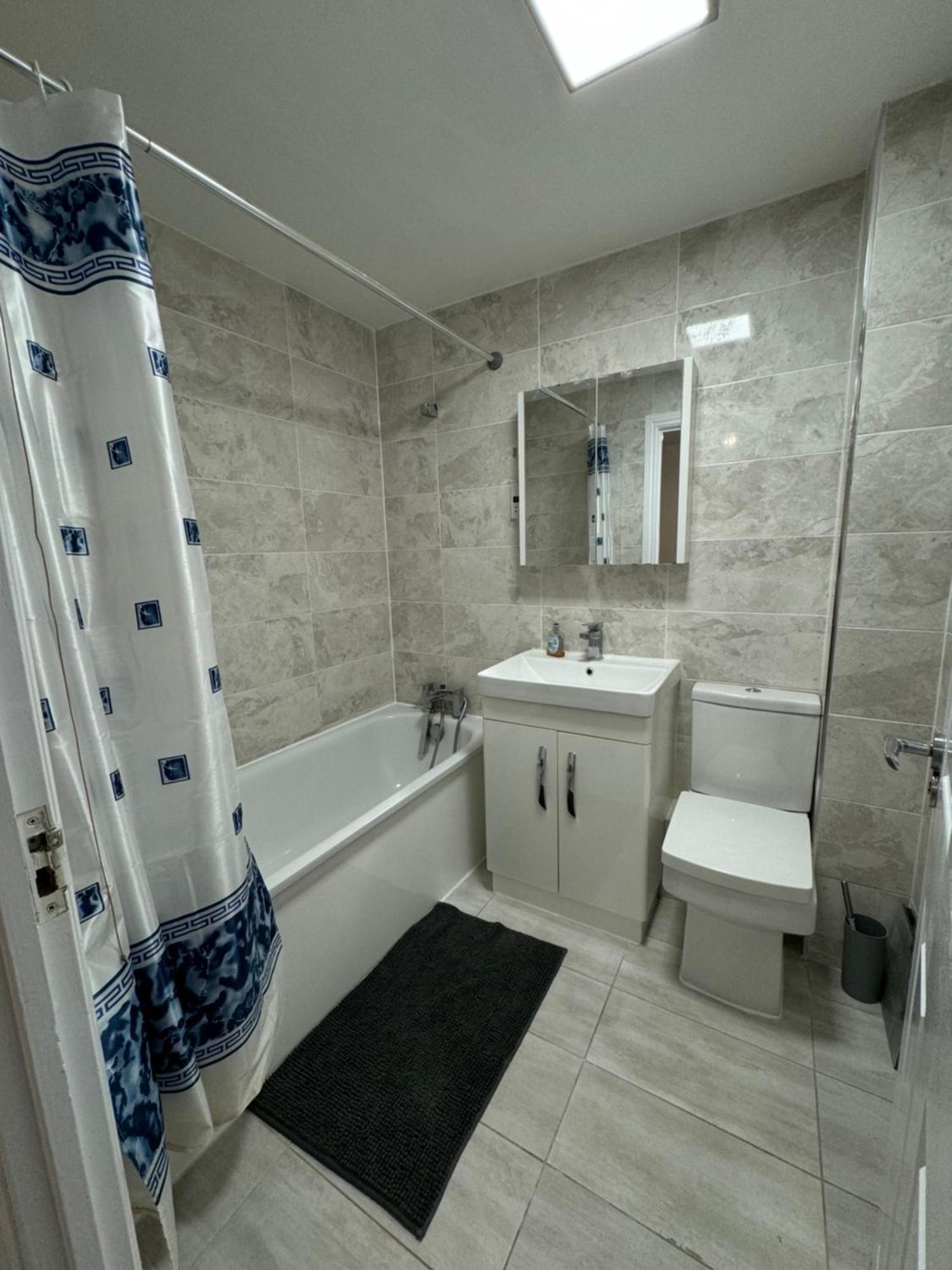 Spacious 3 Bedroom Home, With Private Driveway 5 Minutes From Excel Centre & Custom House Casa vacanze